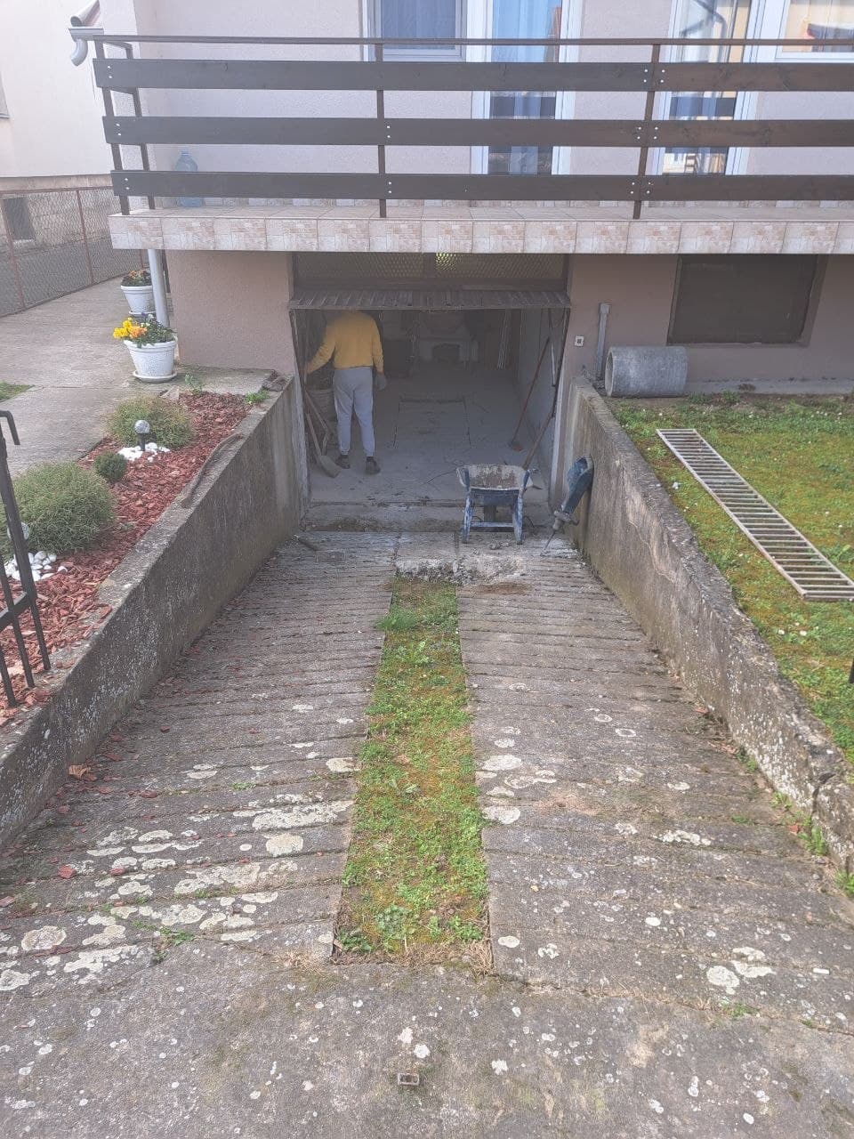 Betonski prilaz, pre radova, Ruma