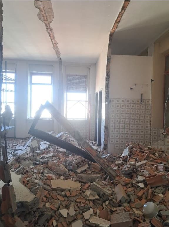 Demontaža pregradnih zidova, Ruma